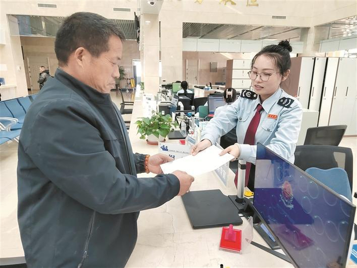     七师胡杨河市政务服务中心国家税务总局胡杨河税务局便民窗口工作人员在为纳税人办理业务（资料图片）。    张西安  摄