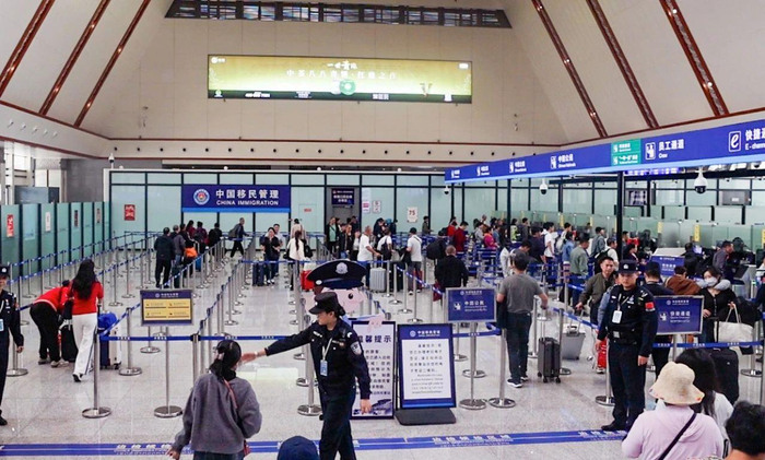 △磨憨铁路口岸出境查验现场。