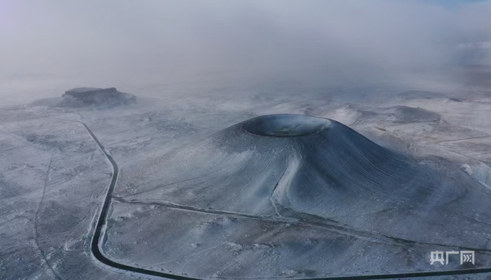 皑皑白雪覆盖的火山群（央广网发  季春红  摄）