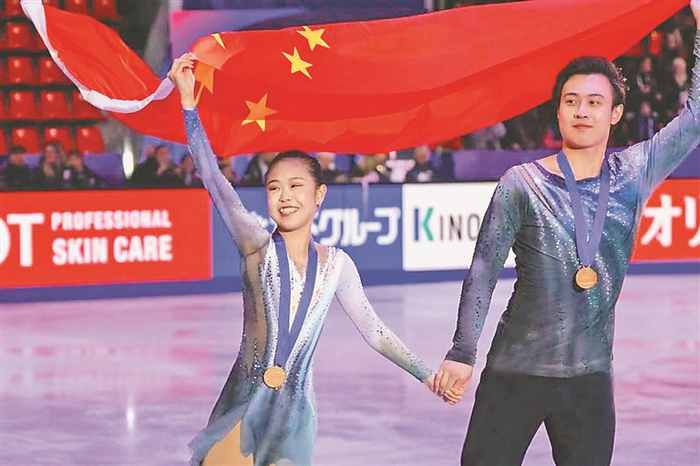     图为赛后张嘉轩/黄一航高举五星红旗向现场观众挥手致意。图片由省体育局提供