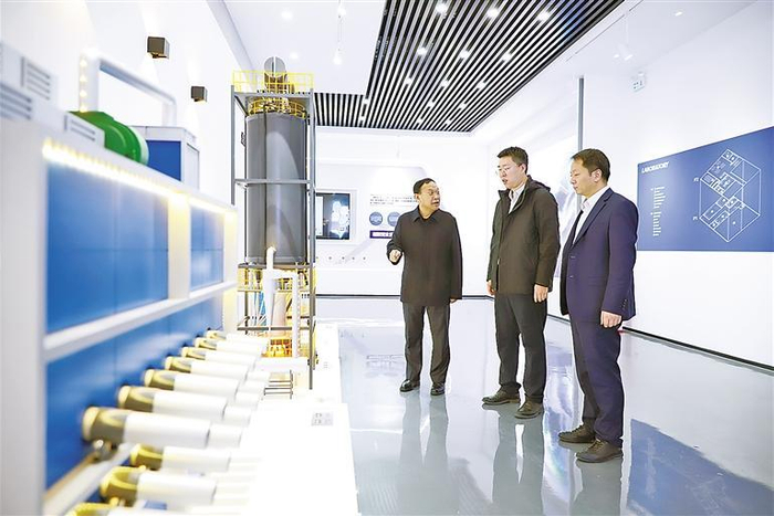     图为该支局领导（中）与永清农商银行领导（右）共同深入河北驰野玻璃珠有限责任公司调研金融需求。 本报记者 董旭旭 摄