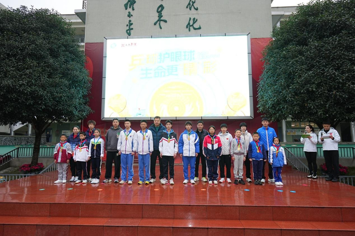 国乒队员走进龙江路小学