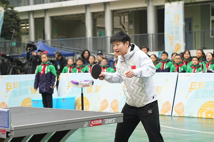 国乒队员走进龙江路小学