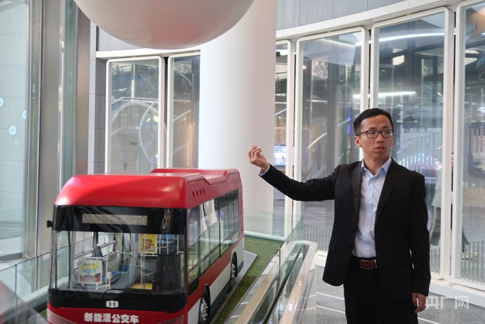 李终胜介绍丹灶镇氢能产业发展情况（央广网发  实习记者陈洁  摄）