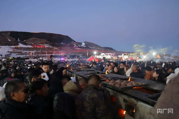 游客齐聚3号火山脚下品尝烤土豆（央广网发  孙颖  摄）