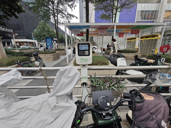 ▲电动自行车公共充电桩（《消费者报道》摄）