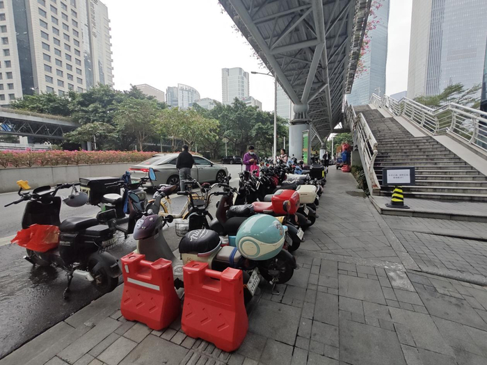 ▲人行道大量区域被电动自行车占据（《消费者报道》摄）