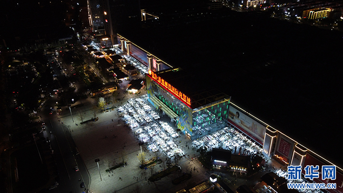 昆明新螺蛳湾滇忆465米轨夜市（12月7日摄）。新华网 徐华陵 摄