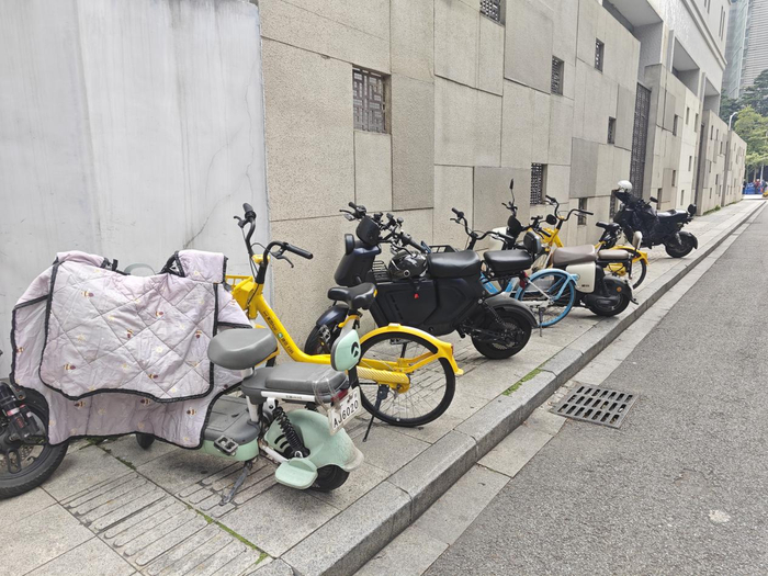 ▲人行道被电动自行车整条占据（《消费者报道》摄）