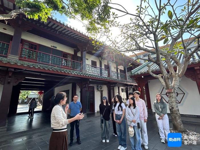 澳大利亚大学生游览琼台书院。江南雨 摄