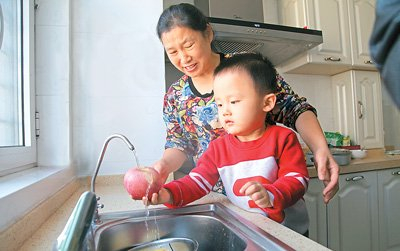 河北省沧州市700多万城乡居民喝上“南水”，告别饮用高氟水、苦咸水的日子。图为沧州一户居民使用自来水。