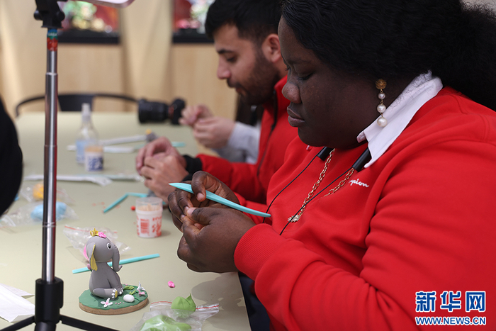 行摄团制作大象面塑（12月8日摄）。新华网 徐华陵 摄