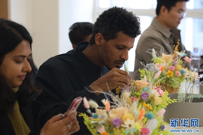 外国友人体验永生花插花（12月8日摄）。新华网 徐华陵 摄