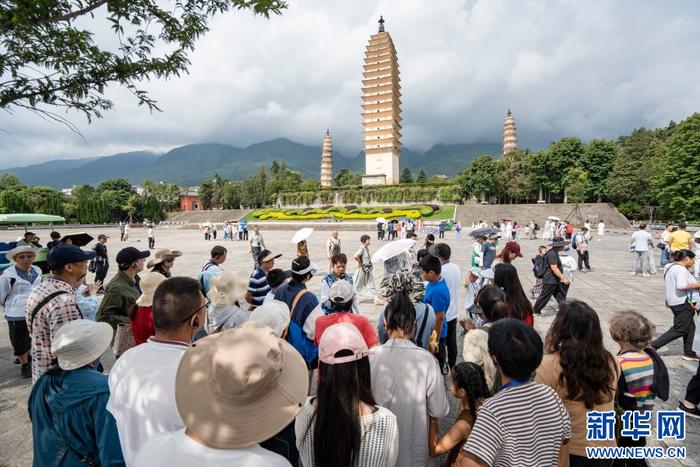 2024年7月25日，大理崇圣寺三塔景区游人如织。新华社发（罗铸 摄）