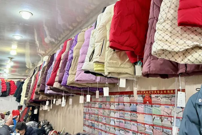 店内挂着多款羽绒服样衣