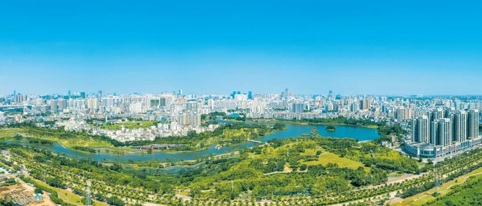 　　俯瞰海口市美舍河凤翔湿地公园景色如画。杨鹤 摄