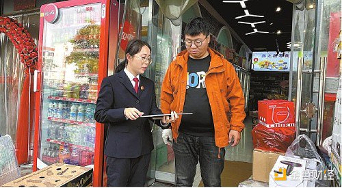 11月18日，建湖县检察院干警深入社区、街道发放宣传手册，讲解涉虚拟货币犯罪的主要形式，解读虚拟货币交易的法律风险。