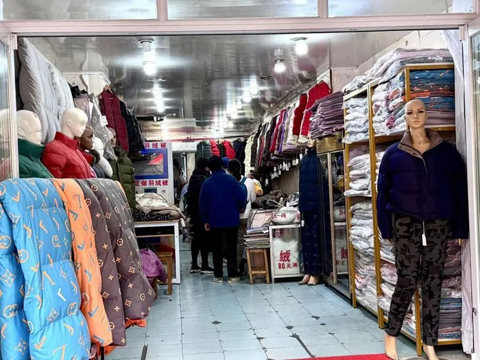 顾客排队咨询羽绒服翻新