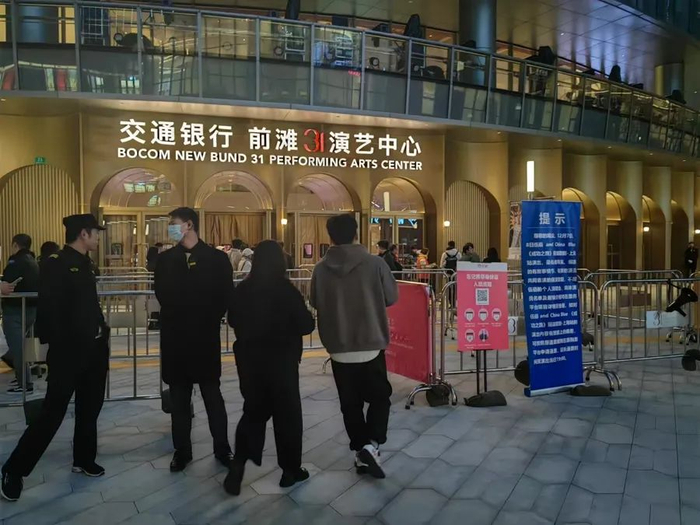 尚未进门，先看提示。钟菡摄