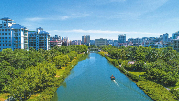 　　航拍视角下，水清岸美的美舍河景色。记者 陈长宇 摄