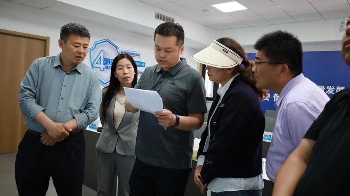 临沂市12345政务服务热线受理中心督办员就群众反映文旅方面的诉求开展现场督办。