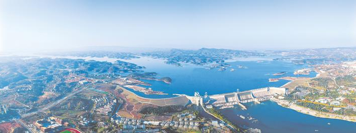 南水北调中线控制性工程丹江口水库大坝。 （湖北日报全媒记者 柯皓 摄）