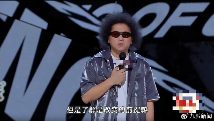 黑灯在决赛舞台。图/某喜剧节目