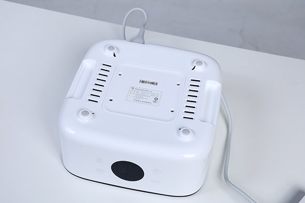 在锅底两侧还有扣手槽，方面提拿。