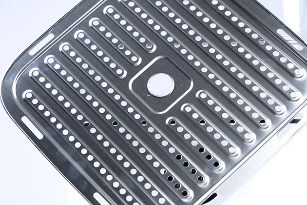 两个蒸架也相当精致，食品级304不锈钢材质，凹槽的开孔，避免蒸食物时水蒸气凝水泡发，保证更好的口感。