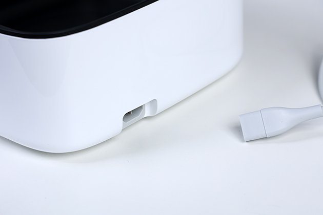 细节部分，电源线与锅体分离，方便锅体清洗，4个脚垫抬高机身+两排散热口，利于内部散热。