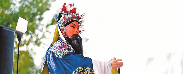 吕军帅跟随剧团下基层演出。李思豫 刘晓明 摄