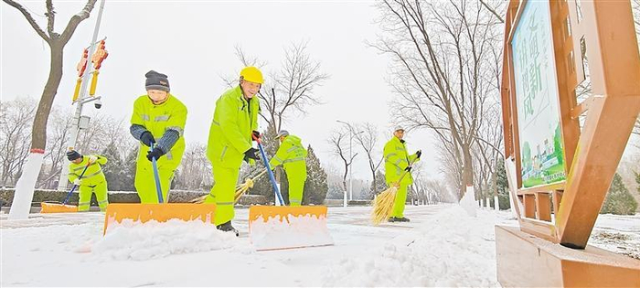12月10日，环卫工人在银川市街头清理人行道积雪。　记者　李宏亮　摄