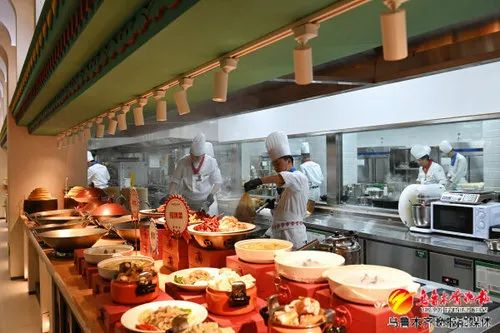 在盛合摩界969文旅公园，入驻商家可爱的新疆·欢乐食集餐厅为食客提供种类丰富的新疆美食。乌鲁木齐晚报全媒体记者 雷婷摄