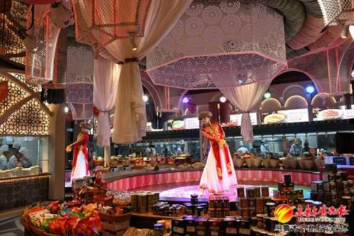 在盛合摩界969文旅公园，入驻商家可爱的新疆·欢乐食集餐厅，装修风格独具特色。乌鲁木齐晚报全媒体记者 雷婷摄