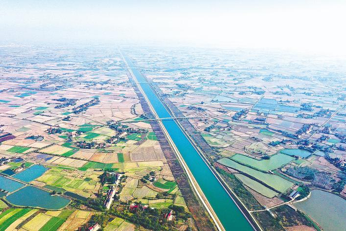 引江济汉渠道犹如玉带蜿蜒。