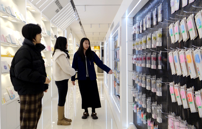 　　在东汪镇蜡烛企业展厅内，工作人员向顾客介绍蜡烛产品。新华社记者 王晓 摄