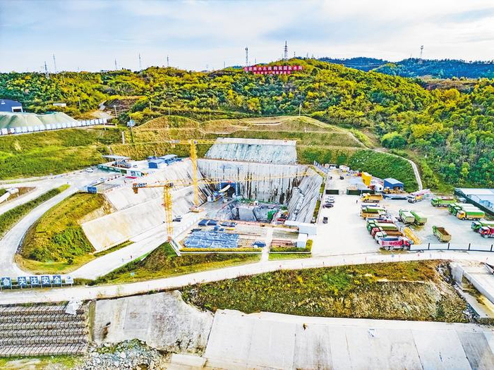 引江补汉隧洞出口施工现场。