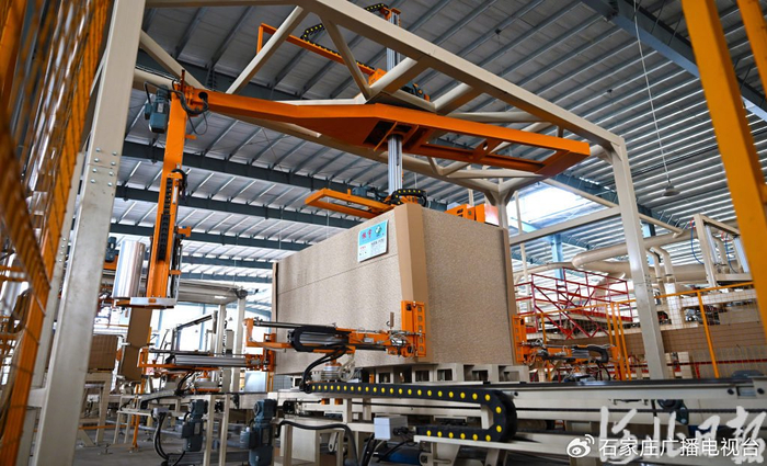 7月24日，在文安县振宇木业有限公司自动化生产车间，机械手将板材产品打包。河北日报记者 赵永辉摄