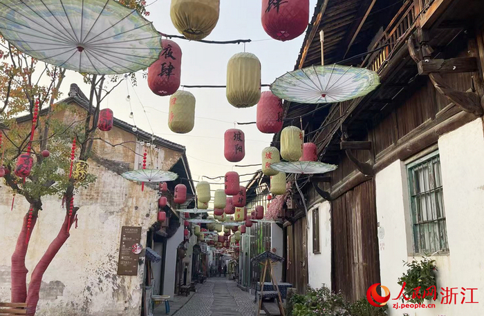 位于“八仙积道”共富带的“浙中第一古街”坡阳古街。人民网记者 王丽玮摄