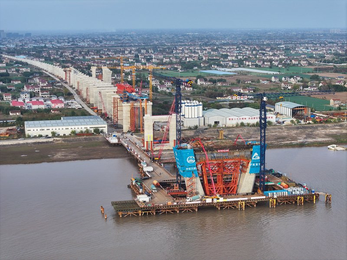 2024年11月9日拍摄的崇启公铁长江大桥4号主塔下横梁及其塔柱连接段首层浇筑作业现场（无人机照片）。新华社  图