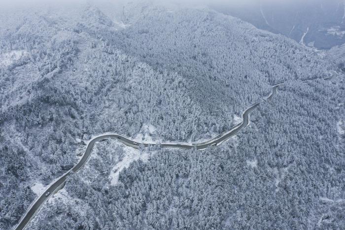 这是高楼山路段雪天一景（无人机照片）。（李董 摄）