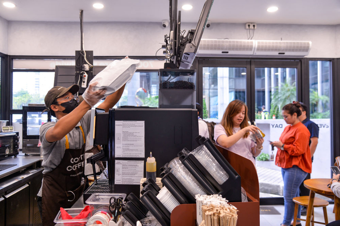 　　2024年11月21日，在印度尼西亚雅加达一家库迪咖啡门店，工作人员在店内工作。新华社记者徐钦摄