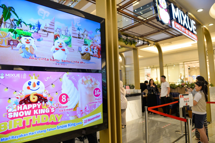 　　2024年11月29日，在印度尼西亚雅加达拍摄的一家蜜雪冰城门店。新华社记者徐钦摄