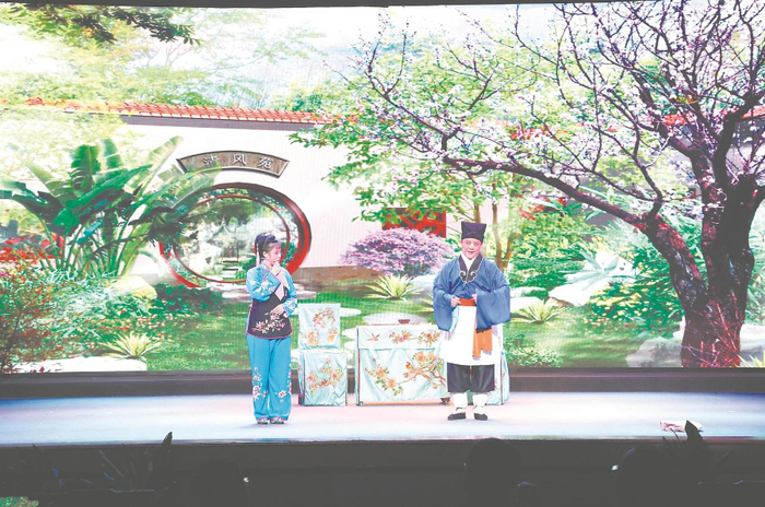 安庆黄梅戏会馆内上演黄梅戏《打豆腐》。本报记者 李 季 摄