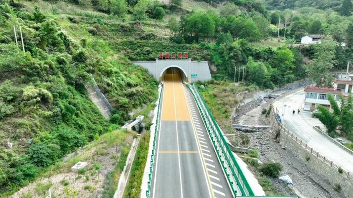 这是已开通的高楼山隧道。（李董 摄）