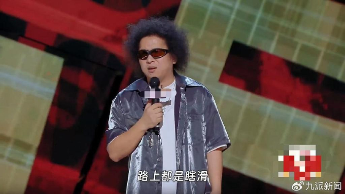 黑灯讲脱口秀吐槽不锈钢盲道。图/某喜剧节目