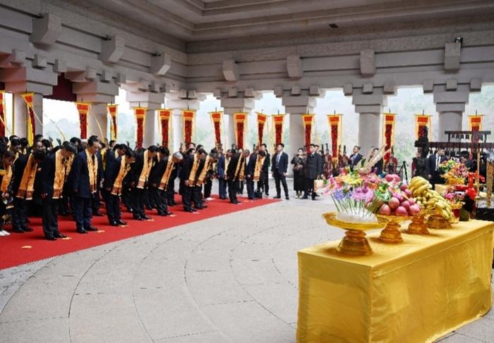 4月4日,中國國民黨前主席馬英九等人在黃帝陵軒轅殿內(nèi)向軒轅黃帝像行鞠躬禮 圖:新華社