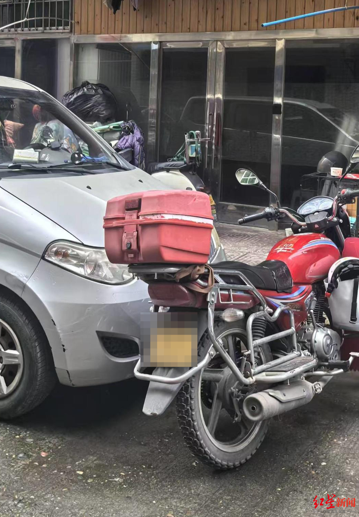 ▲苟某军在巴中城区居住的门市和购买的面包车 红星新闻记者 张杨 摄