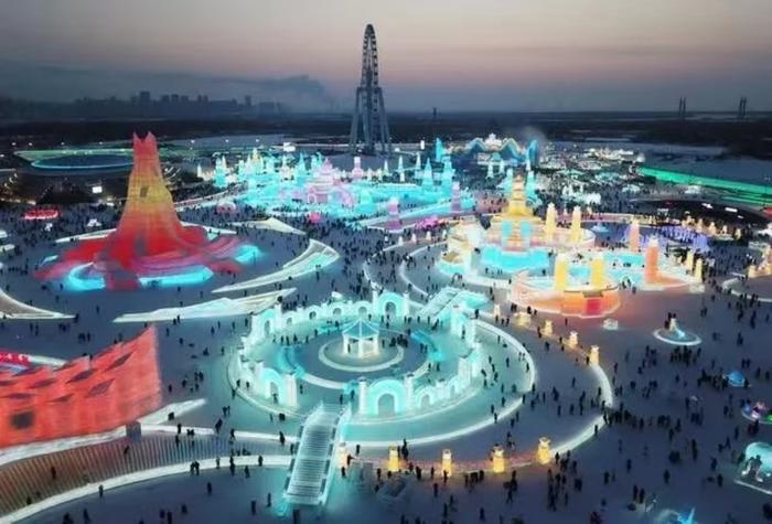 游客在哈爾濱冰雪大世界游玩(無人機照片,2024年1月5日攝) 圖:新華社