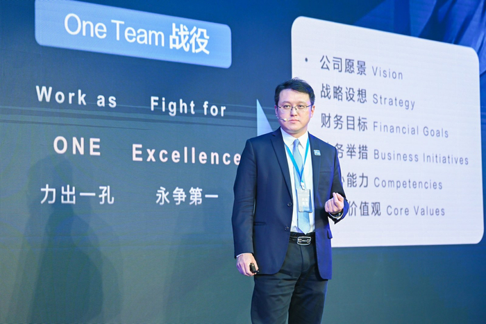 万物梁行董事长莫凡围绕《MixMax》主题，分享万物梁行的成长历程
